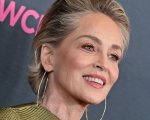 Sharon Stone arriva all'aeroporto di Milano con un look in pelle costosissimo