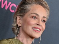 Sharon Stone arriva all'aeroporto di Milano con un look in pelle costosissimo
