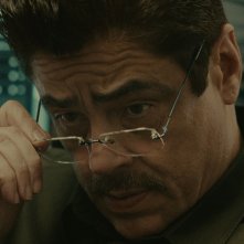 Reptile: Benicio Del Toro in una scena del film