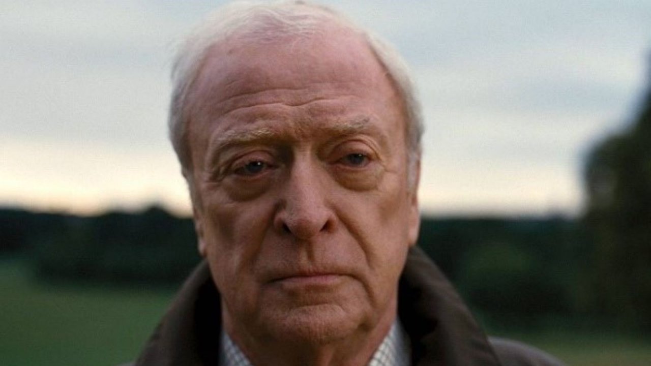 Michael Caine contro i coordinatori d'intimità: 'Per fortuna ho 90 anni e non giro più scene d'amore'