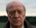 Michael Caine contro i coordinatori d'intimità: 'Per fortuna ho 90 anni e non giro più scene d'amore'