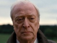 Michael Caine contro i coordinatori d'intimità: 'Per fortuna ho 90 anni e non giro più scene d'amore'