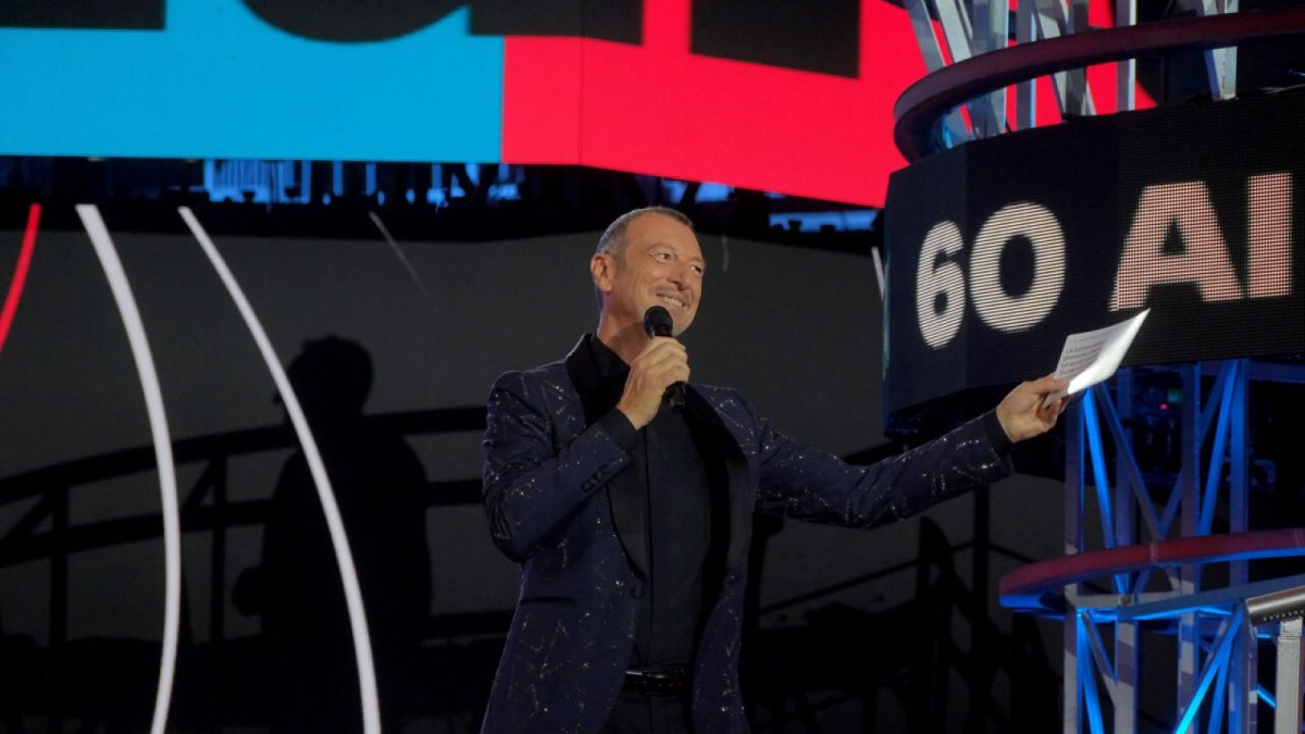 Arena Suzuki dai 60 ai 2000, stasera su Rai 1 con Amadeus: la scaletta con gli ospiti del 27 settembre