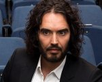 Russell Brand: la sequenza temporale delle accuse di stupro e violenza sessuale