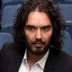 Russell Brand: la sequenza temporale delle accuse di stupro e violenza sessuale