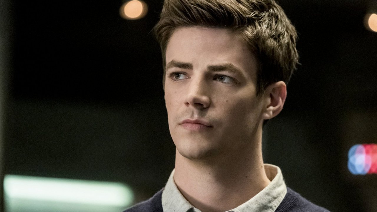 The Flash: Grant Gustin posa con un fan travestito da 'tomba di Oliver Queen'