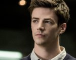 The Flash: Grant Gustin posa con un fan travestito da 'tomba di Oliver Queen'