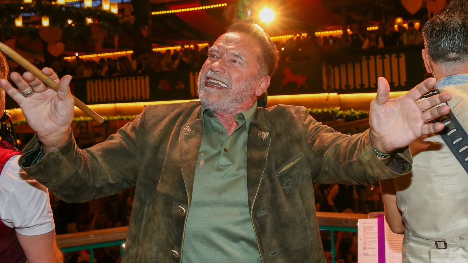 Arnold Schwarzenegger dirige l'orchestra durante l'Oktoberfest, ecco il video