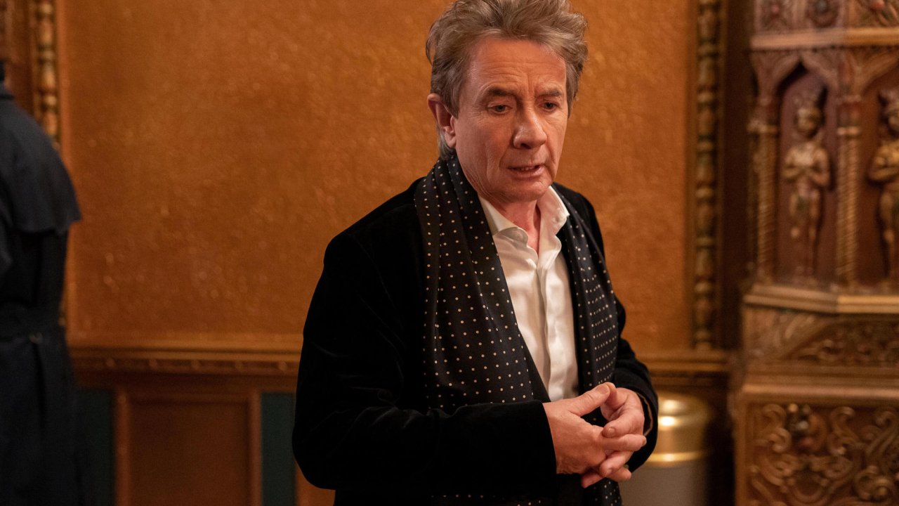 Martin Short in una scena di Only Murders in the Building