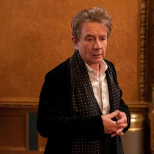 Only Murders in the Building 3: Martin Short in una scena