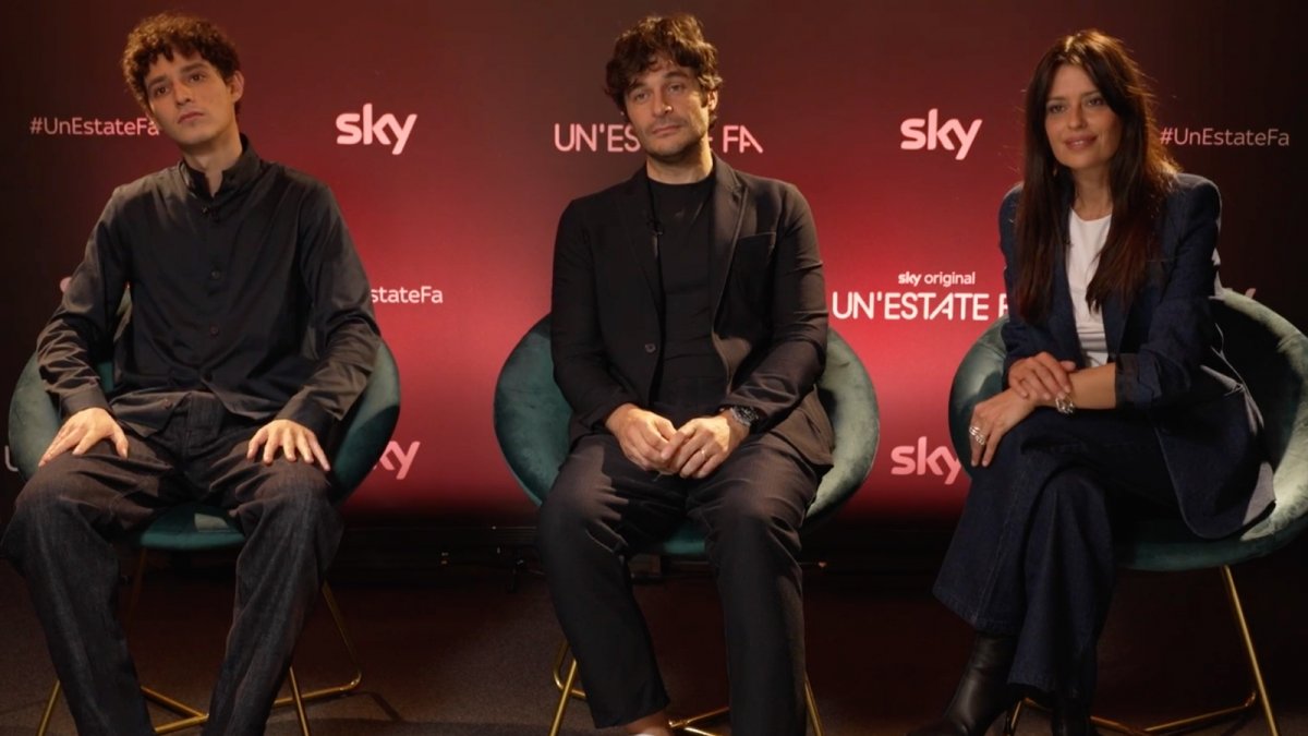 Un'estate fa Lino Guanciale, Claudia Pandolfi, Filippo Scotti raccontano la serie Movieplayer.it Un'estate fa Lino Guanciale, Claudia Pandolfi, Filippo Scotti raccontano la serie Movieplayer.it