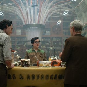 Loki 2: Ke Huy Quan con Tom Hiddleston ed Owen Wilson in una scena della nuova stagione della serie Marvel