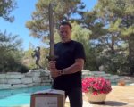 Arnold Schwarzenegger usa la spada di Conan il Barbaro per aprire le scatole del suo nuovo libro