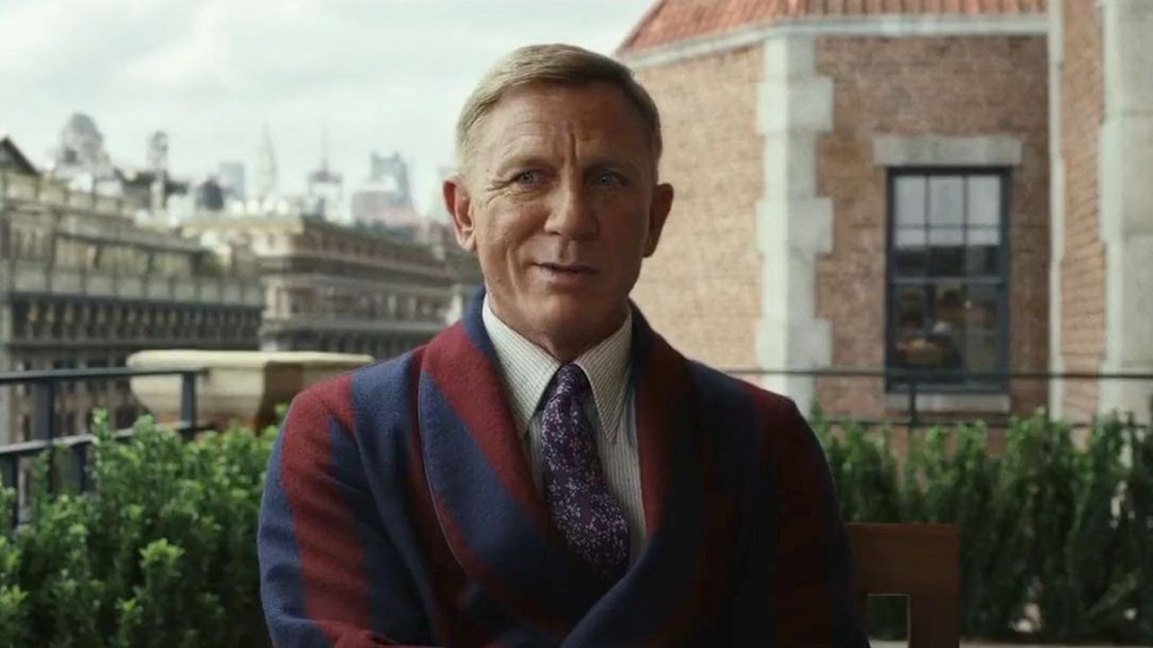 Daniel Craig sfoggia una nuova acconciatura sul red carpet, Knives Out 3 in arrivo?