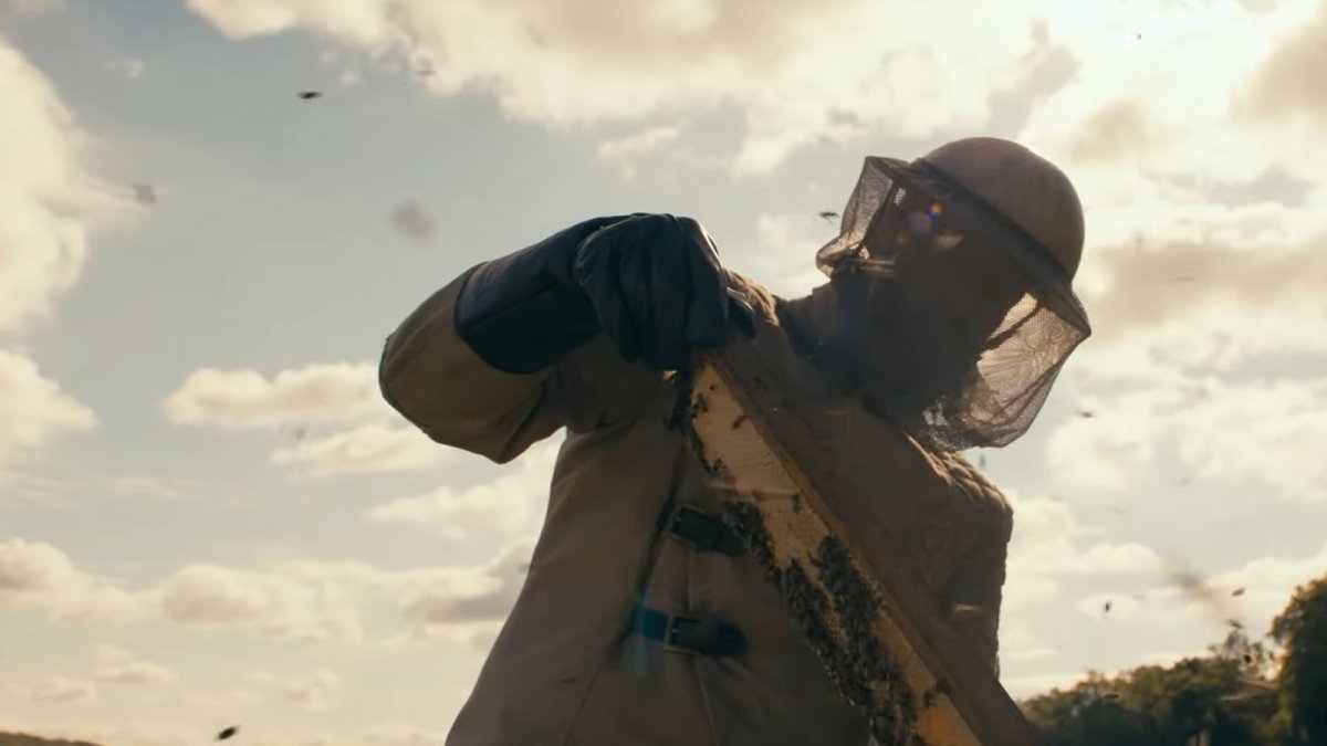 The Beekeper: Jason Statham è in cerca di vendetta nel trailer del film diretto da David Ayer
