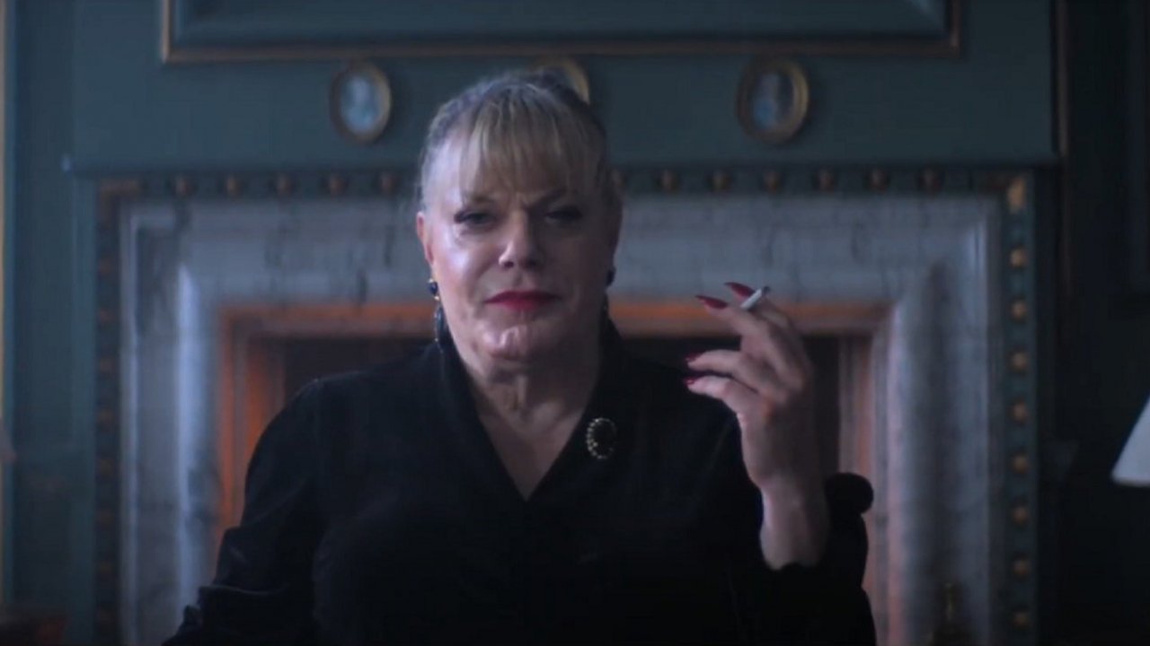 Un primo piano di Eddie Izzard nei panni di Nina Jekyll