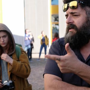 Eppure cadiamo felici: una foto dal set