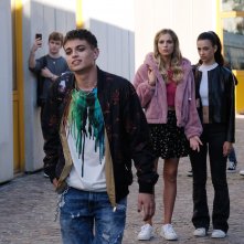 Eppure cadiamo felici: un momento della serie