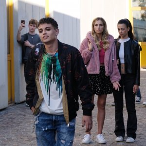 Eppure cadiamo felici: un momento della serie