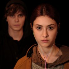 Eppure cadiamo felici: un'immagine della serie