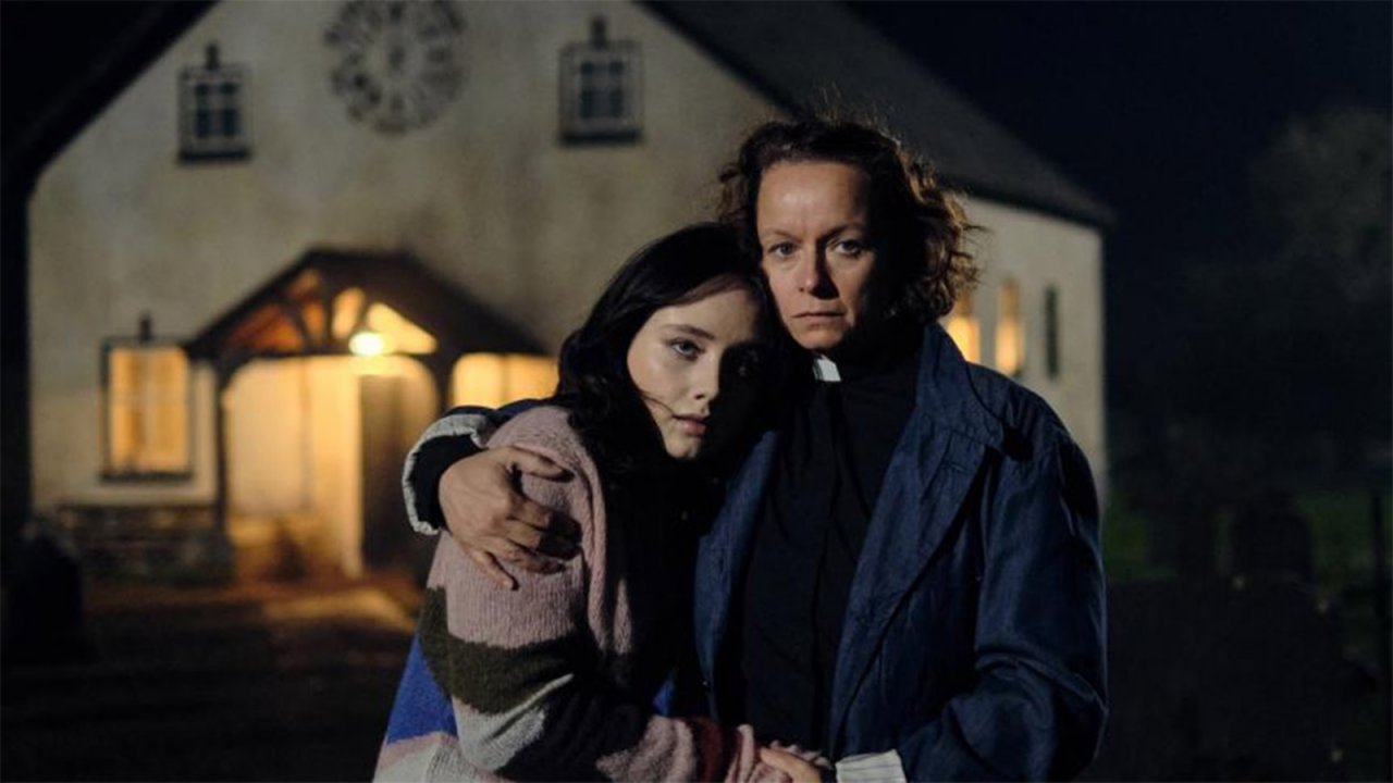 The Burning Girls: nel trailer del thriller Samantha Morton è alle prese con un passato inquietante