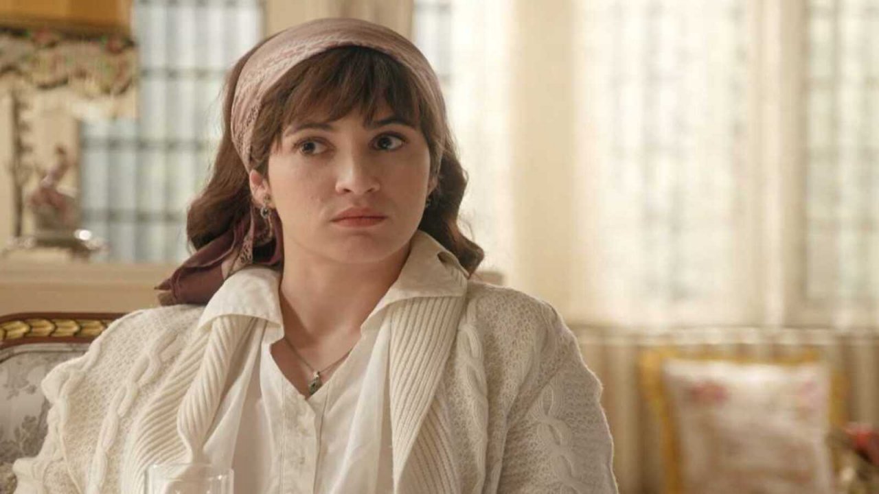 La Promessa anticipazioni 11 ottobre: Catalina litiga con Alonso per la spilla della Marchesa