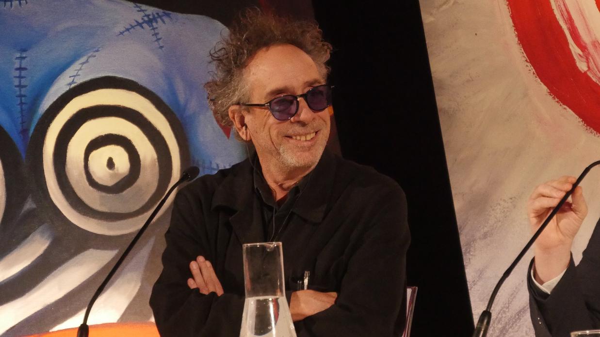 Tim Burton sorride