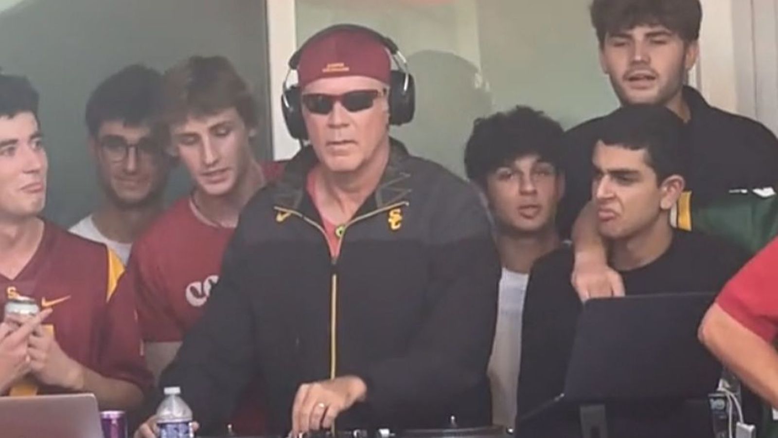 Will Ferrell improvvisa un dj set alla festa di una confraternita