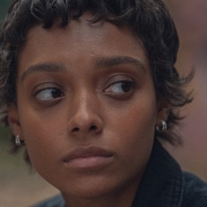 Everything Now: un primo piano di Sophie Wilde nella serie Netflix