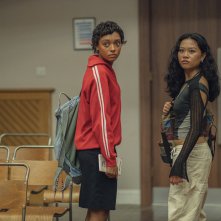 Everything Now: Sophie Wilde e Lauryn Ajufo in una scena della serie Netflix