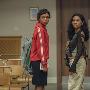 Everything Now: Sophie Wilde e Lauryn Ajufo in una scena della serie Netflix