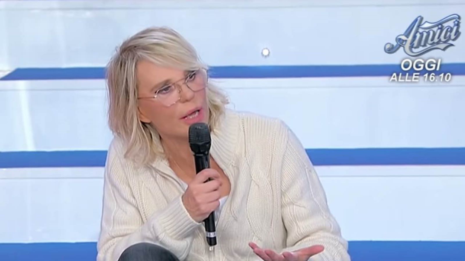 Uomini e donne: Maria De Filippi chiede scusa ad Elena: 'Non volevo offenderti'