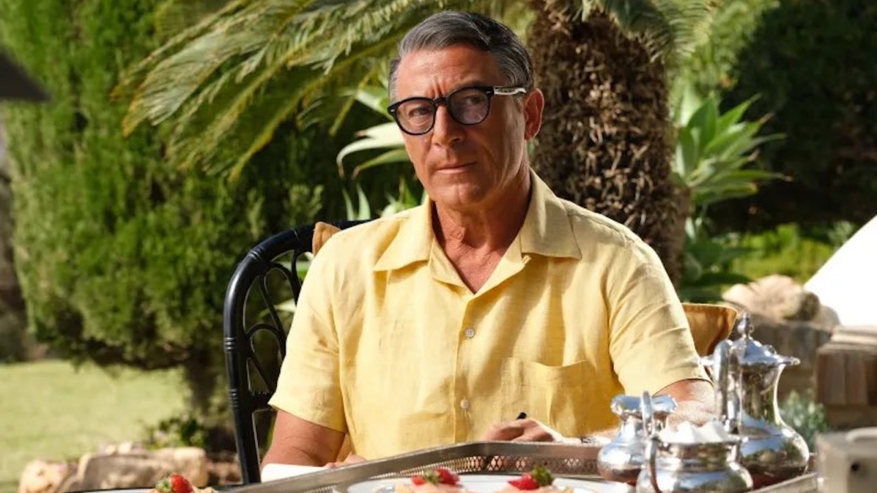 Jason Isaacs è Cary Grant nelle prime immagini della serie 'Archie'