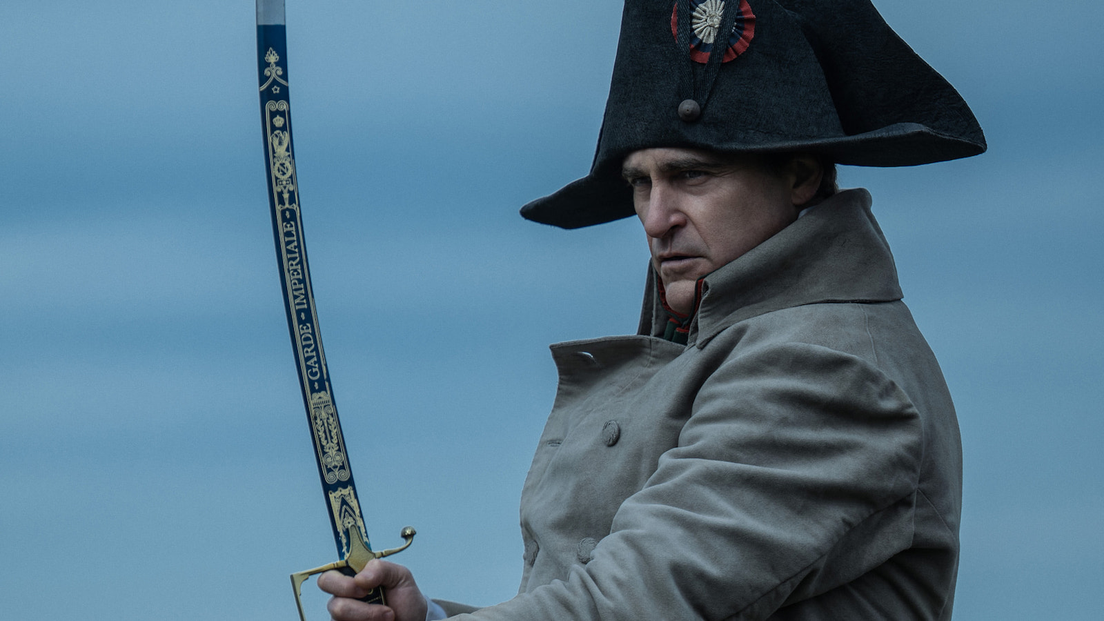 Napoleon: Joaquin Phoenix a cavallo nel nuovo poster del film di Ridley Scott