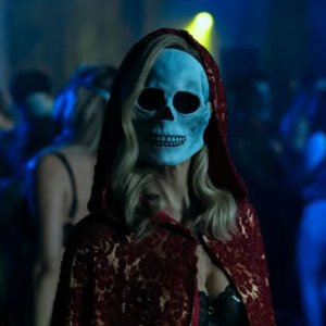 La caduta della casa degli Usher: Carla Gugino nell'episodio La maschera della Morte Rossa