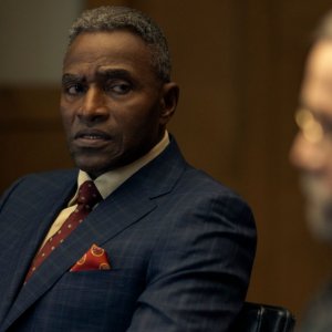 La caduta della casa degli Usher: Carl Lumbly e Mark Hamill in una scena della serie