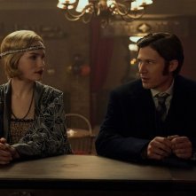 La caduta della casa degli Usher: Zach Gilford e Willa Fitzgerald in un locale