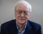 Michael Caine, la leggenda vivente del mondo del cinema si ritira all'età di 90 anni: 'Sono in pensione'