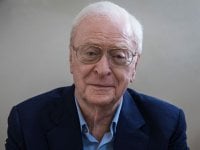 Michael Caine, la leggenda vivente del mondo del cinema si ritira all'età di 90 anni: 'Sono in pensione'