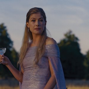 Saltburn: Rosamund Pike in una scena