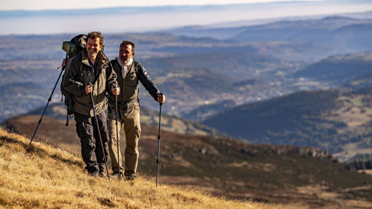 A passo d'uomo, la recensione: in viaggio con Jean Dujardin