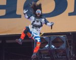 Jared Leto si catapulta sul palco da un'altezza impressionante durante un concerto in Texas