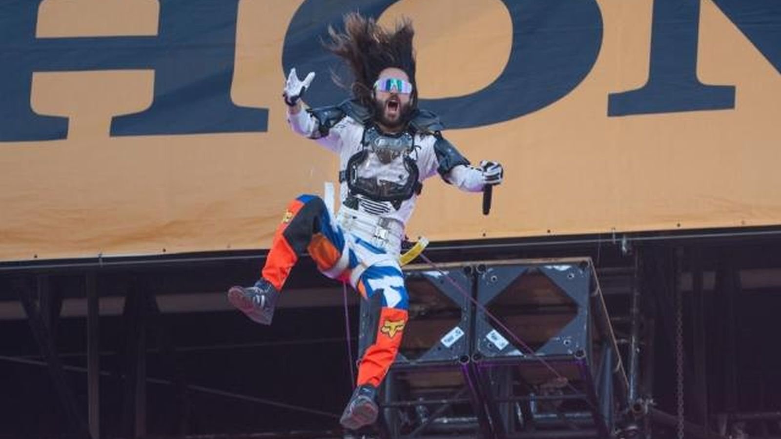 Jared Leto si catapulta sul palco da un'altezza impressionante durante un concerto in Texas