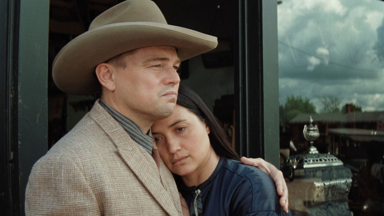 Leonardo DiCaprio con Lily Gladstone in una scena di Killers of the Flower Moon