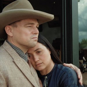 Killers of the Flower Moon: un tenero abbraccio tra Leonardo DiCaprio e Lily Gladston
