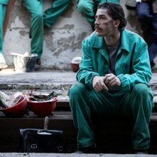 Palazzina LAF: Michele Riondino in una sequenza