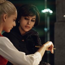 Diabolik - Chi sei?: Miriam Leone con Monica Bellucci in una scena
