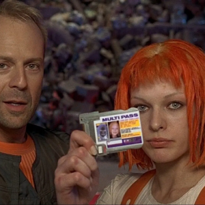 Il Quinto Elemento: Bruce Willis e Milla Jovovich in una scena