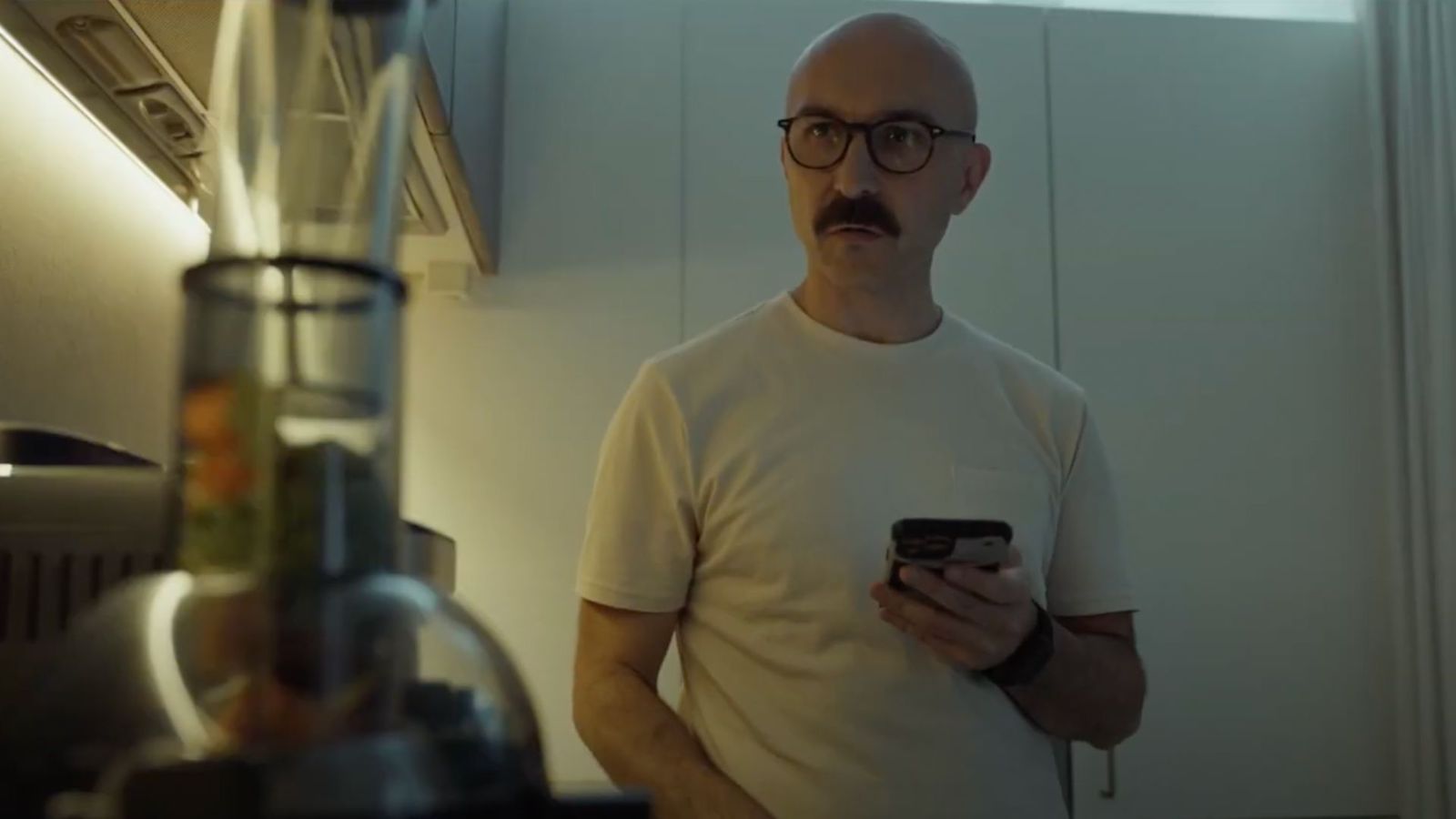 Il migliore dei mondi: Maccio Capatonda in un mondo senza smartphone nel trailer del nuovo film
