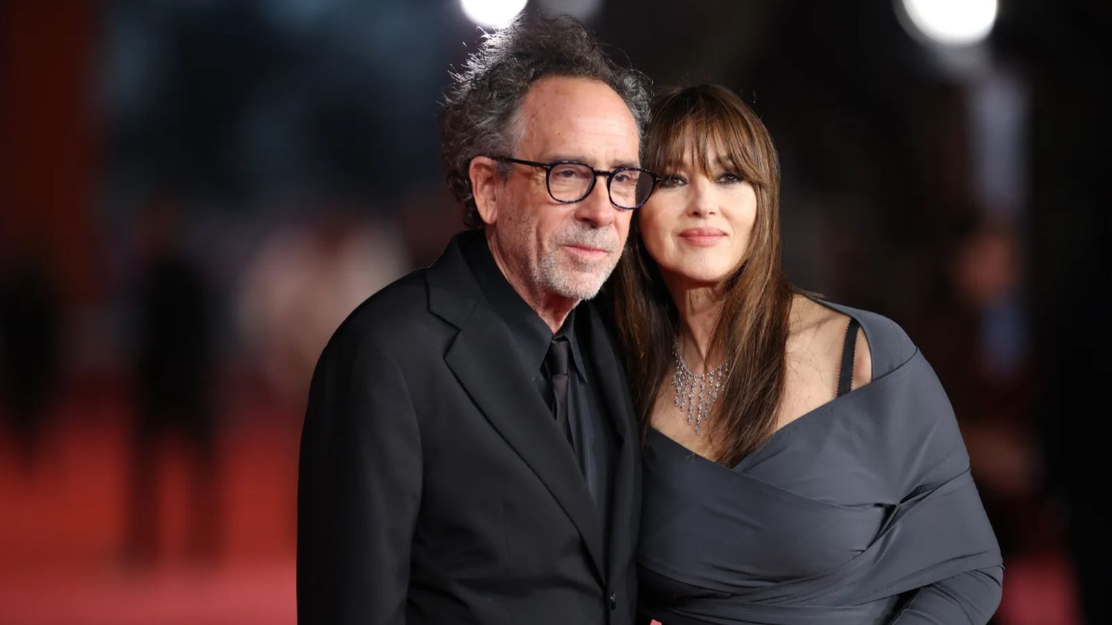Tim Burton e Monica Bellucci mano nella mano sul red carpet della Festa di Roma per Diabolik - Chi sei?